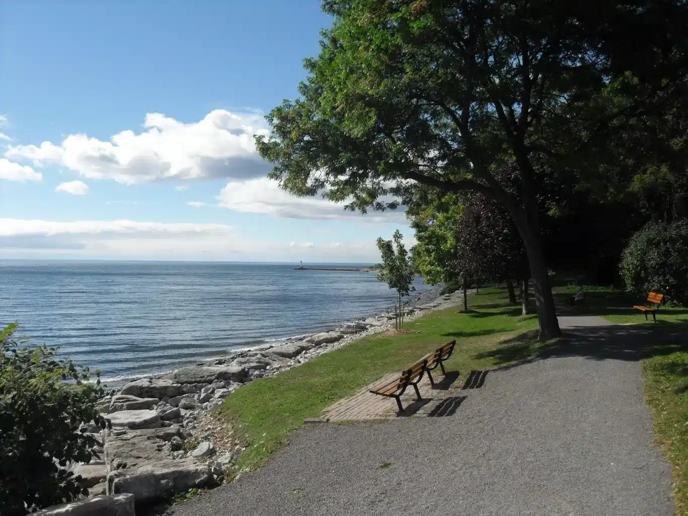 looking to towards the east pier in oakville